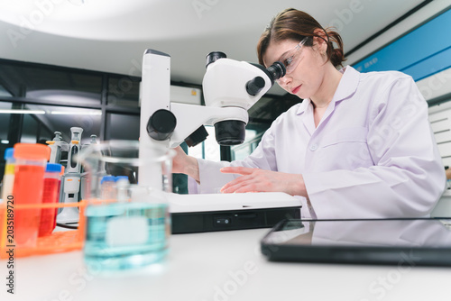 Fotografie Medical biotechnology breakthrough scientist conducting research in a laboratory