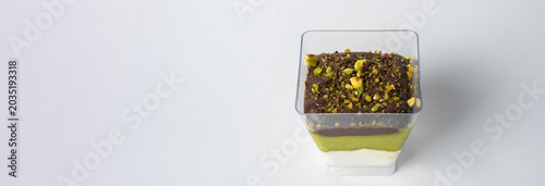 Fotografia A layered cake combining rich chocolate and nutty pistachio, with moist, flavorful layers and creamy filling, perfect for dessert lovers and indulgent sweet moments