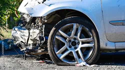 Fotografía Silver passenger car after a traffic collision on a city street