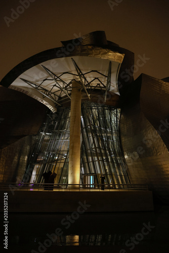 Quadro em tela Imágenes de la preciosa y particular arquitectura del museo Guggenheim en Bilbao
