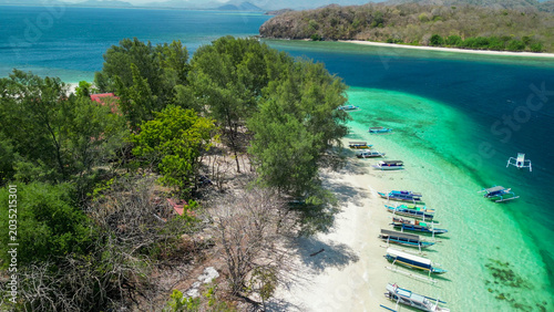 Φωτογραφία Gili Nanggu aerial drone view of turquoise lagoon and pristine beach on a sunny