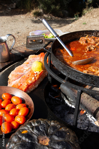 parrillada al aire libre con verduras carnes y pescado al disco