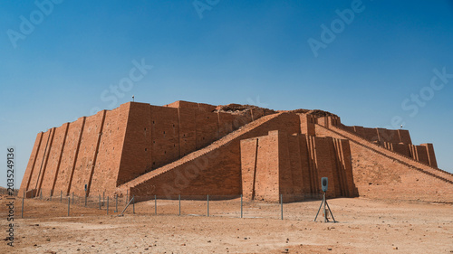Quadro su tela Exploring the ancient Ziggurat of Ur in Iraq under clear blue skies