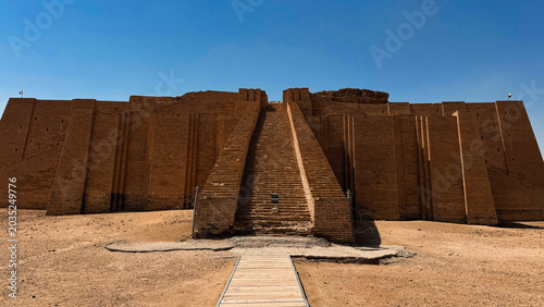 Schilderij op canvas Exploring the ancient ziggurat of Ur in Iraq showcasing its spectacular architec