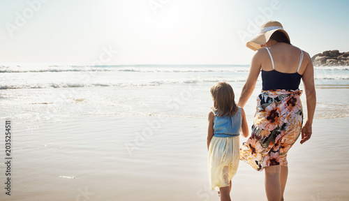 Foto Travel, mom and child at beach with holding hands, motherhood or bonding together on summer break