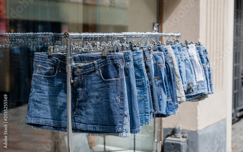 Foto Denim skirt collection on clothing rack outside fashion store