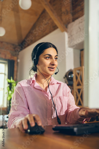 Tableau sur toile Female customer support operator working at computer in office