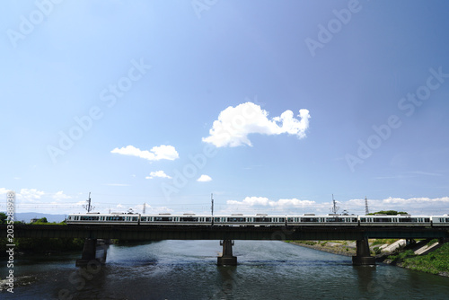 宇治川を渡るJR奈良線の列車