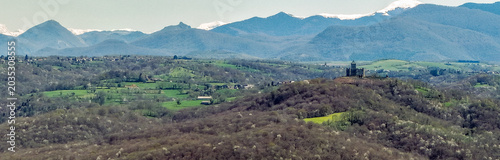 Fotografi Panorama sous le soleil château et verdure dans les hautes Pyrénées