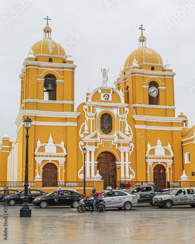 Foto Historic Baroque Facade of the Yellow Trujillo Cathedral Basilica at Plaza de Ar