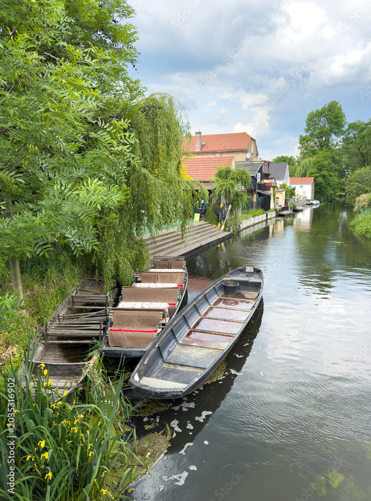 Obraz premium Tourism in the Spreewald with rivers, wooden punts, in Lübbenau, Brandenburg