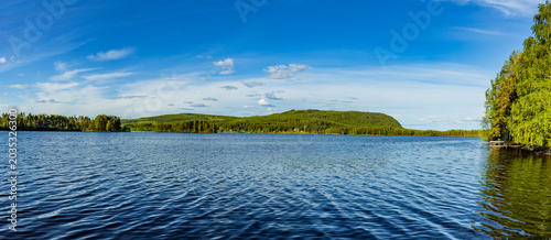 Blauer Himmel über einem See in Schweden