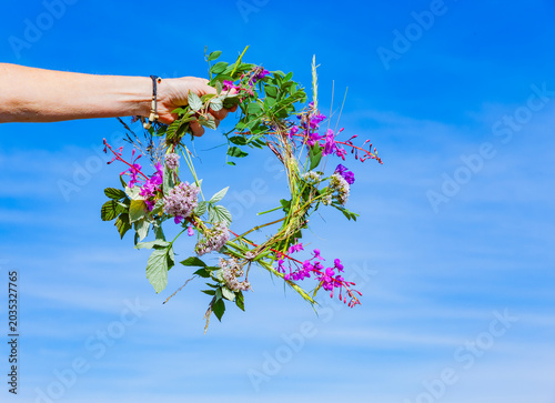 Blumenkranz für Mittsommr in Schweden in einer Hand