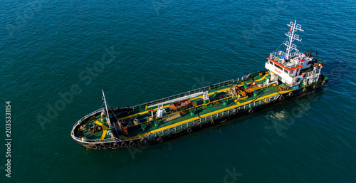 Foto High aerial side view of dark hull petroleum vessel underway