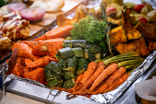 Schilderij op canvas Close up of assorted roasted vegetables including carrots, pumpkins, and zucchin