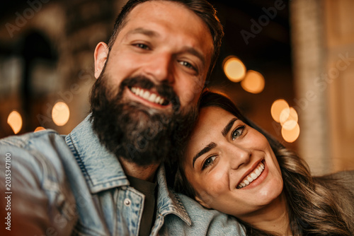 Foto Happy couple enjoying a self-portrait moment together