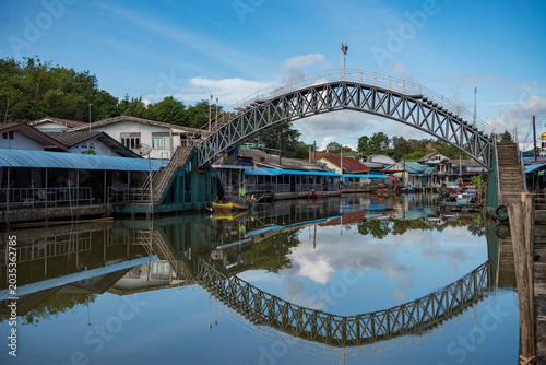 Obraz na plátně THAILAND TRAT VILLAGE BAN NAM CHIAO BRIDGE
