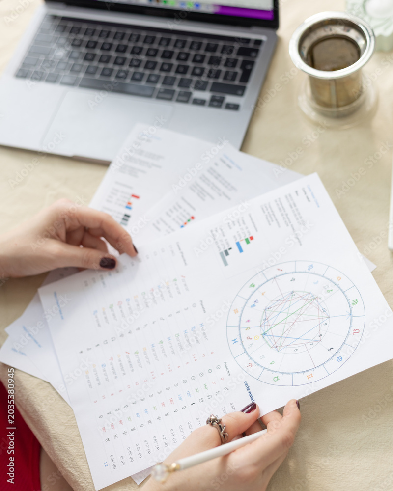 Obraz premium woman reading the birth or astrological chart