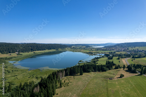 Vue aérienne panoramique du Lac Saint Point au lever du jour avec brume matinale
