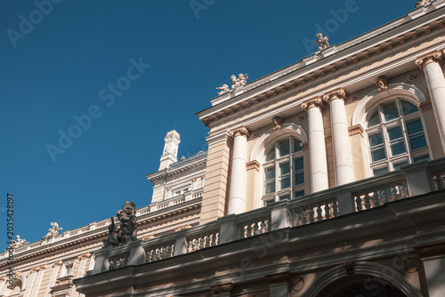 Fotografía Elegant neoclassical architecture with tall columns and arched windows on clear