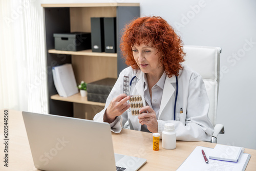 Canvas Print Female doctor explaining medication treatment and dosage during telehealth consu