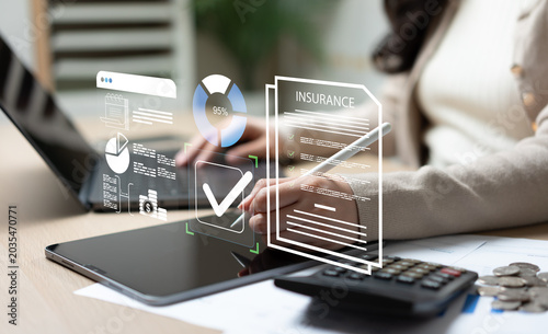 Foto Businesswoman managing insurance policy and financial planning, analyzing budget, payment costs, business risk assessment, and corporate finance strategy