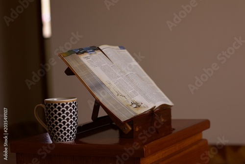 Cuadro en lienzo Biblia abierto para lectura, vista lateral.