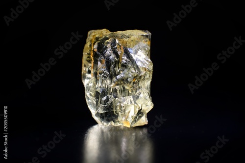 Tableau sur toile ​Raw yellow heliodor beryl crystal on black background