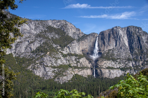 Fotografie Chutes Yosemite Falls dévalant les falaises de granit