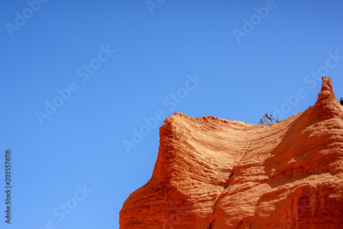 Bild auf Leinwand Crête d'ocre rouge sous un grand ciel bleu, Roussillon