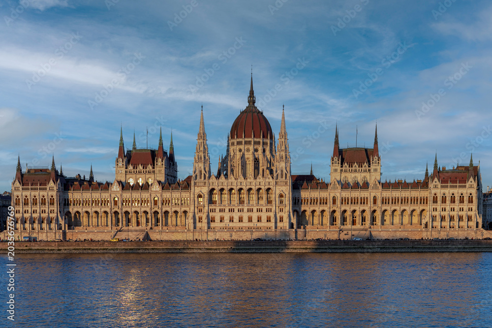 Fototapeta premium Budapest - Ungheria - Il Parlamento Ungherese