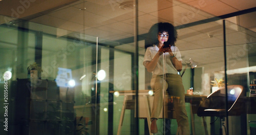 Foto Woman, phone and night at startup, texting or glasses with deadline for social media marketing