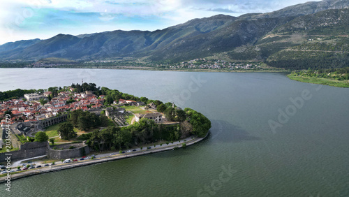 Foto Aerial Panorama of Ioannina Castle and Lake Pamvotis in Greece