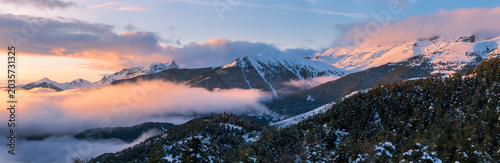 Tableau sur toile Winter Sunset View From Cotefablo Pass in the Spanish Pyrenees