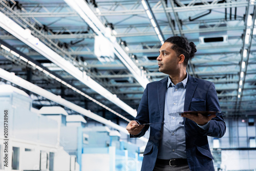 Bild auf Leinwand Manager maximizes silicon wafers production output and profitability in high tech manufacturing plant, Man analyzing semiconductors substrates to identify, troubleshoot and fix defects