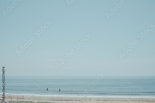 Canvastavla 波待ちするサーファーと海風景