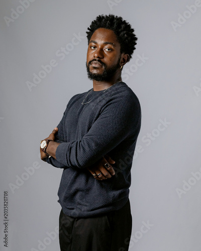 Foto Beautiful and elegant black man, photographer posing for photos in a photography
