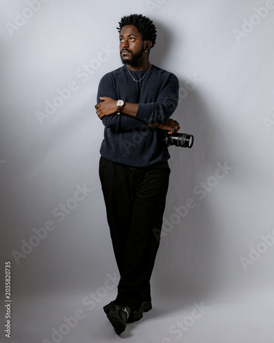 Foto Beautiful and elegant black man, photographer posing for photos in a photography