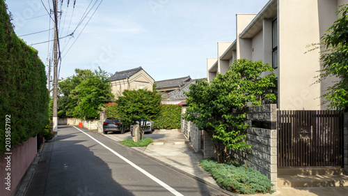 住宅街にある新旧の家