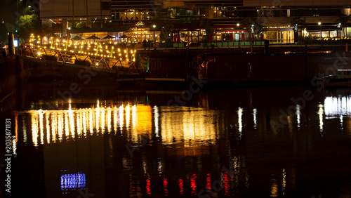 Foto Beautiful night scene at Puerto Madero in Buenos Aires with warm city lights reflecting on calm water