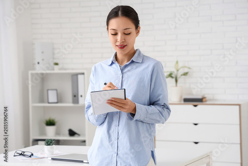 Young Asian businesswoman w...