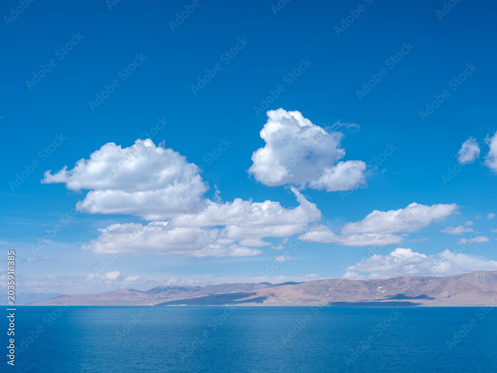 Fototapeta premium clouds over the sea Sacred Lake Dangra Yongco in Tibet