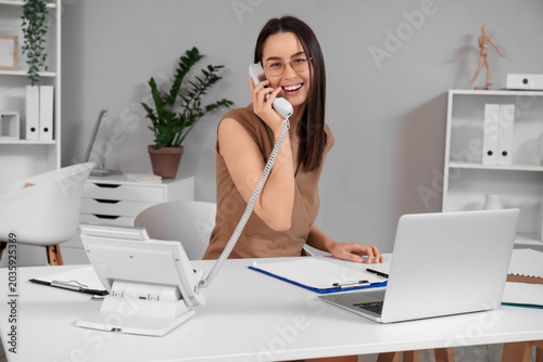 Young beautiful secretary t...