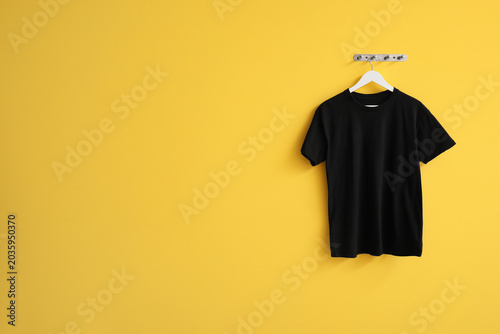 Stylish black t-shirt hangi...