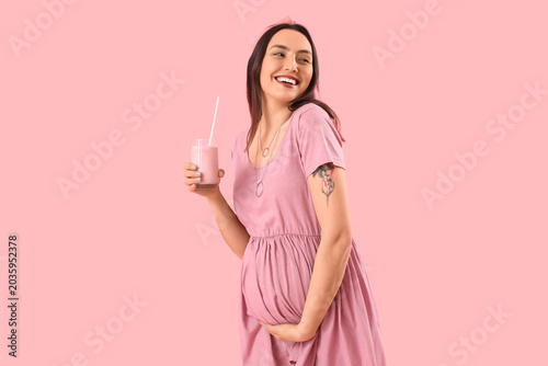 Young pregnant woman with g...