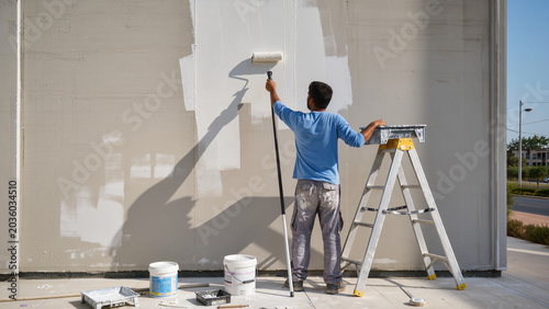 Foto Fresh White Coat
​Wall Painting Process
​Exterior Wall Renovation
​Worker with P