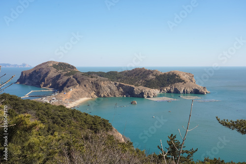 Schilderij op canvas Panoramic coastal landscape of a peninsula, featuring rugged shoreline, open sea and expansive natural scenery