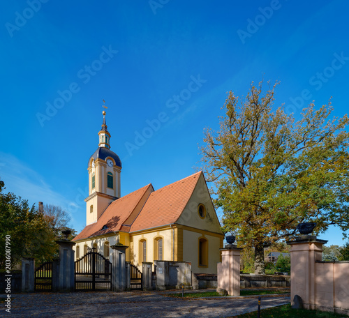 Die denkmalgeschützte ehemalige Schlosskirche Schöneiche wird heute für profane Zwecke genutzt (Ansicht von Südosten)