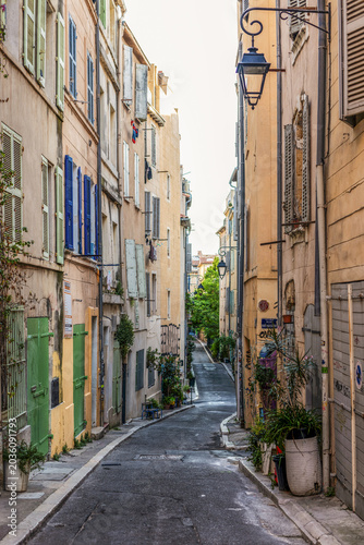 Ruelles hautes-en-couleurs dans le quartier du panier à Marseille