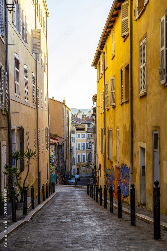 Naklejka premium Ruelle dans le quartier du panier à Marseille